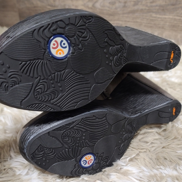 NWT JBU Merlot Bootie - Picture 3 of 5